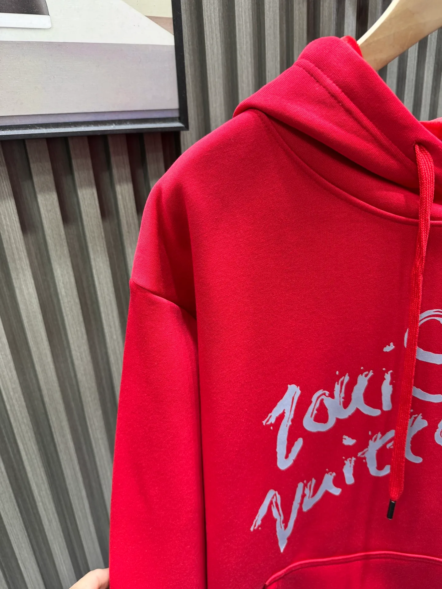 🅿️280 Louis Vuitton Louis Vuitton Louis Vuitton New Year's Official Website 25* New trendy brand letter printed hooded sweatshirt 400 grams of pure cotton ➕ silver fox velvet Double-layer heavy-duty letter pattern, whether it is T-shirt or sweatshirt, is a hot item every year. Large-area printing on the front uses Dakangli digital printing machine for direct printing. The cost is extremely high. After many debuggings, the color difference of the pattern is close to 99% of the original version. It is different from the garbage offset printing version in the market. Super labor-intensive. The fabric is exclusively customized and dyed 400g. Double-ply cotton. Kangaroo pocket design element. Trendy men and trendy women.